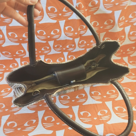 Adorable Crocheted Via Roma bag. Outside is perfect, inside needs work - Picture 3 of 7